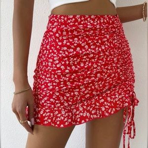 ~trade~ NWOT SHEIN Floral Ruched Mini Skirt